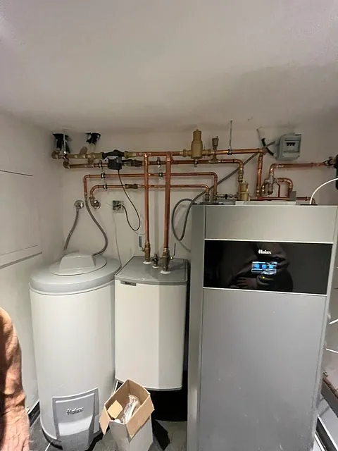 Varmepumpe og varmtvannsberedere med kobberrør i teknisk rom