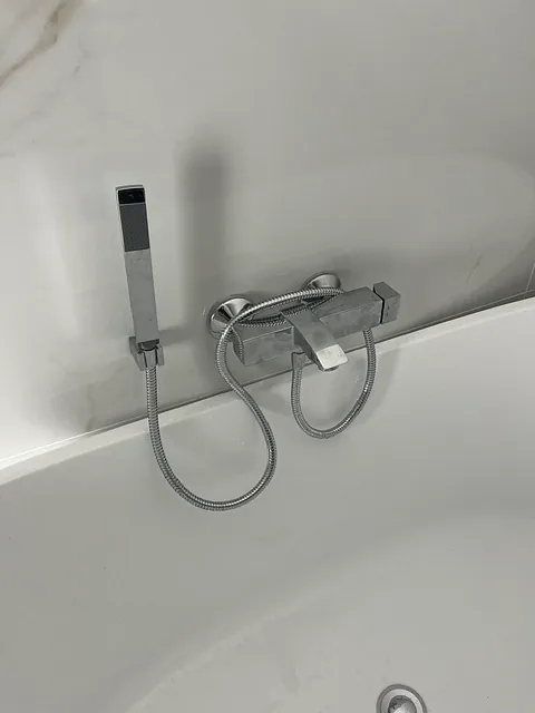 Badekar med krom armatur og hånddusj